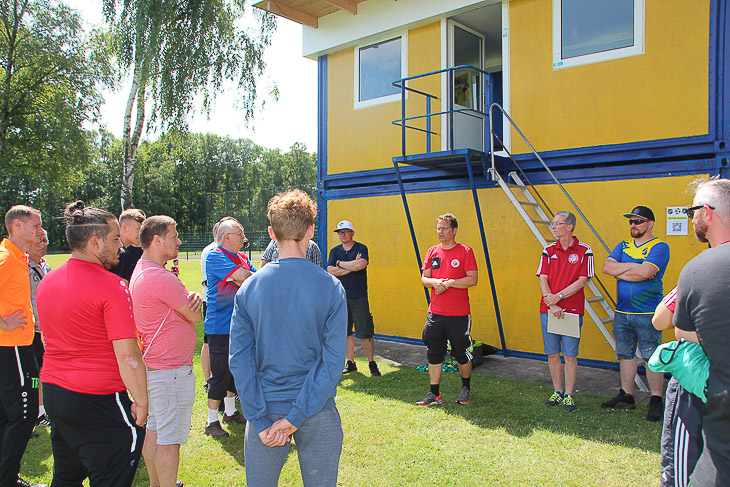 Karsten Wolf vom VJA erklärt den Trainerinnen und Trainern die Regeln. (Foto: Ralf Krönke)