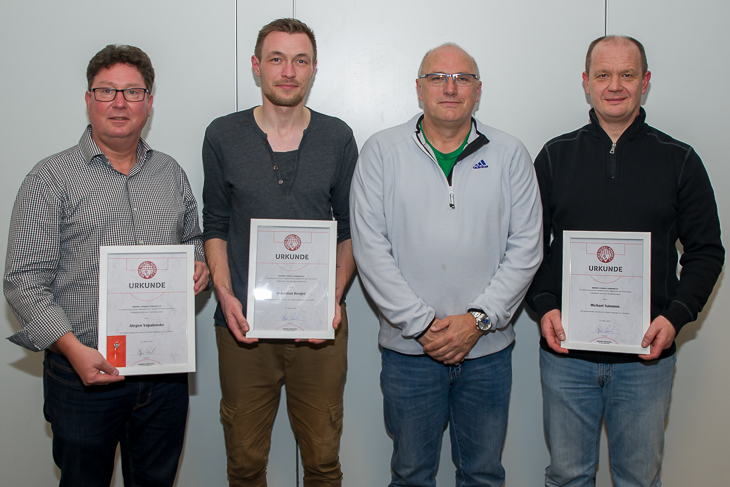 Jürgen Vopalensky, Sebastian Berger (v.l.) und Michael Salamon (r.) wurden von Matthias Schmit mit der BFV-Verdienstnadel ausgezeichnet. (Foto: Oliver Baumgart)