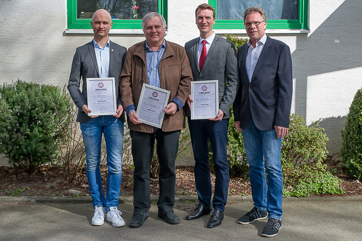 Jens Dortmann, Wilfried Strutz und Christian Klar (v.l.) freuten sich über die silberne Ehrennadel, die BFV-Vizepräsident Michael Grell (r.) ihnen überreichte. (Foto: Oliver Baumgart)