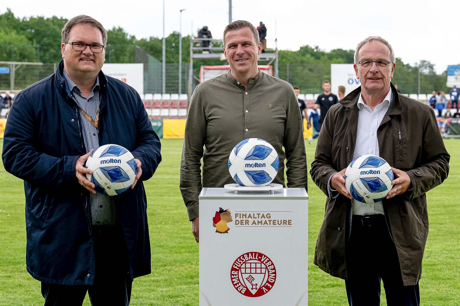 BFV-Präsident Björn Fecker, Frank Liebler von Molten Europe und BFV-Schatzmeister Henry Bischoff (v.l.) freuen sich ünber die neue Ballpartnerschaft. (Foto: Sven Peter - spfoto.de)