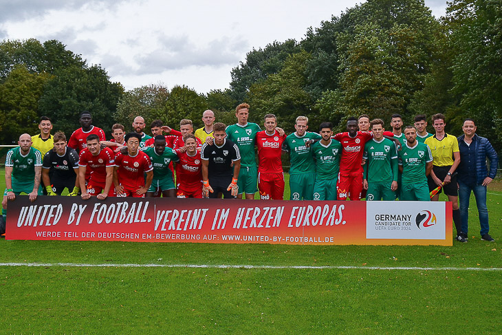 Die Partie zwischen der SG Aumund-Vegesack (grüne Trikots) und dem FC Oberneuland war Teil des bundesweiten Aktionsspieltags im Rahmen der deutschen EM-Bewerbung. (Foto: Marcel Menslage)