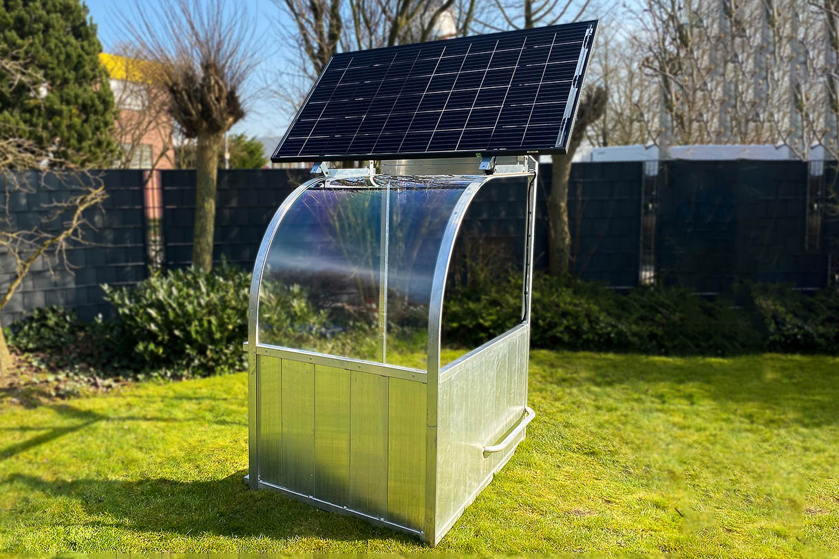 Mit integrierten Solarpanels wird eine Kabine am Spielfeldrand zu einer richtigen Power-Bank. (Foto: Schäper)