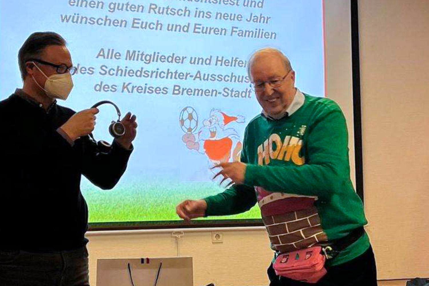 Kreisschiedsrichterobmann Malte Dittrich (l.) und Weihnachtsquizmaster Michael Schwiering.   (Foto: Kevin Boachie)