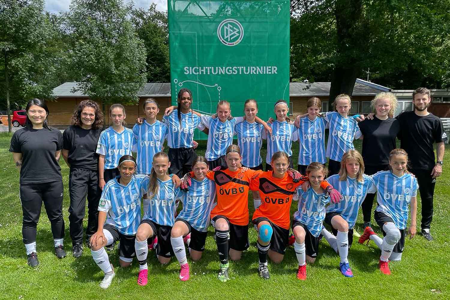 Die U14-Mädels und das Team dahinter in Duisburg beim DFB-Länderpokal. (Foto: BFV)