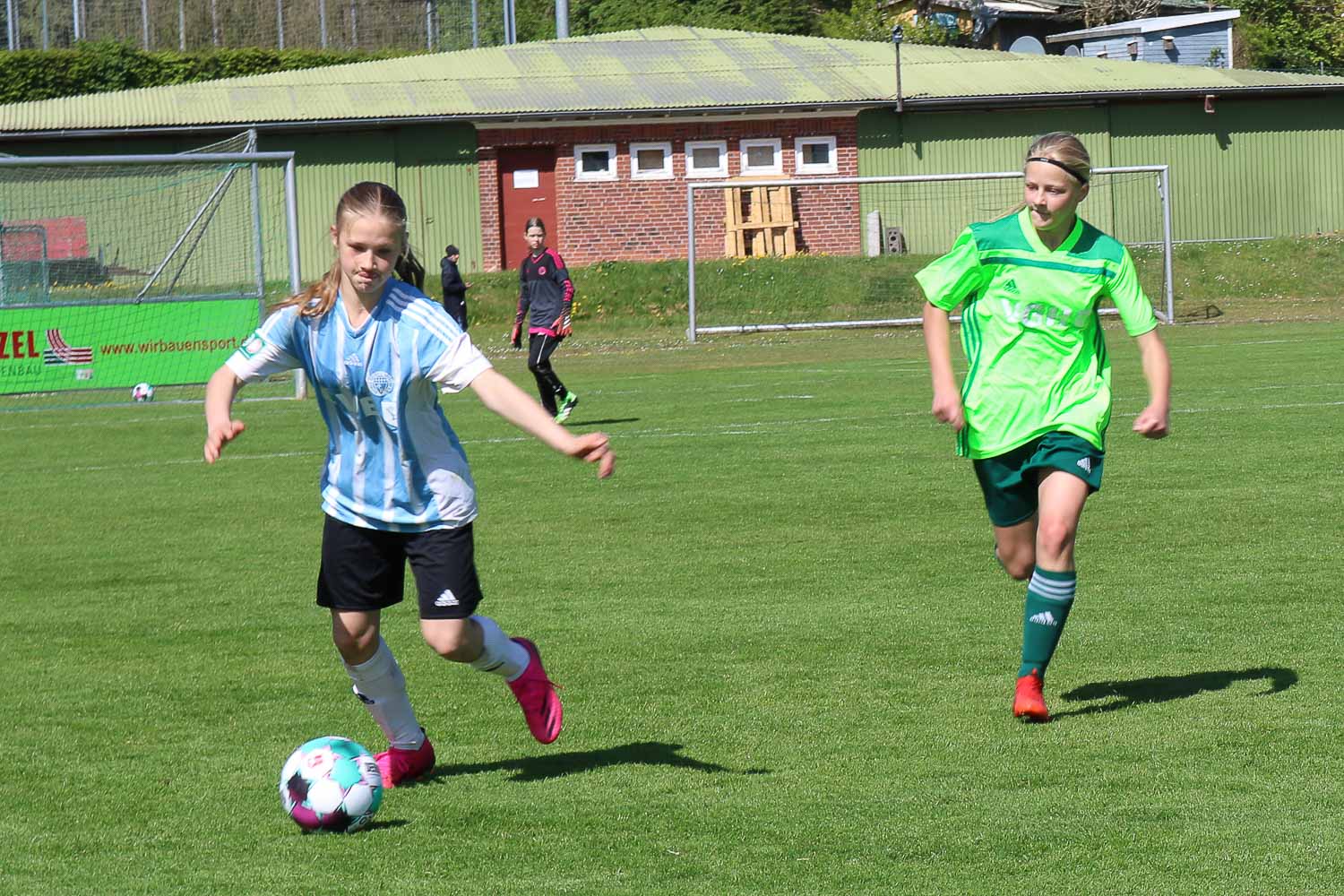 Die Bremerinnen in Blau im Spiel gegen Turniersieger Niedersachsen. (Foto: Jana Münning - HFV)