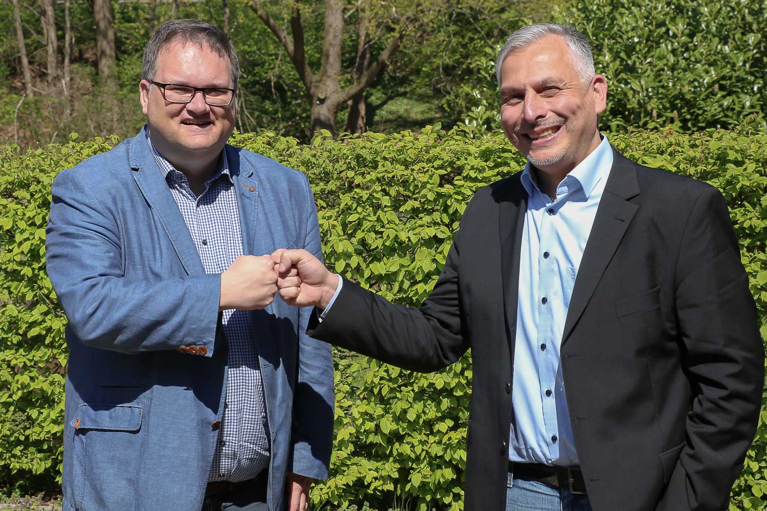 BFV-Präsident Björn Fecker (l.) gratulierte Jurij Žigon zu dessen Wiederwahl (Foto: Oliver Baumgart)