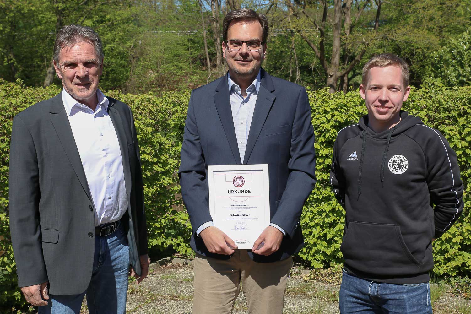 Sebastian Störer (m.) wurde von BFV-Vizepräsident Michael Grell (l.) und Gerrit Süßmann aus dem Ehrenamtsausschuss mit der silberenen Ehrennadel ausgezeichnet. (Foto: Oliver Baumgart)