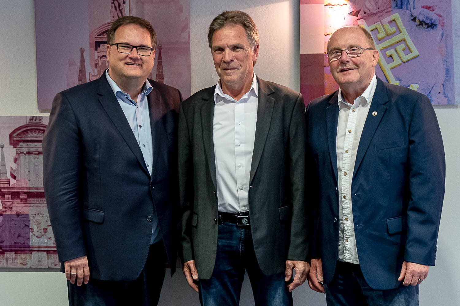 BFV-Präsident Björn Fecker mit den neuen BFV-Ehrenmitgliedern Michael Grell und Axel Zielinski (v.l.). (Foto: Sven Peter - spfoto.de)