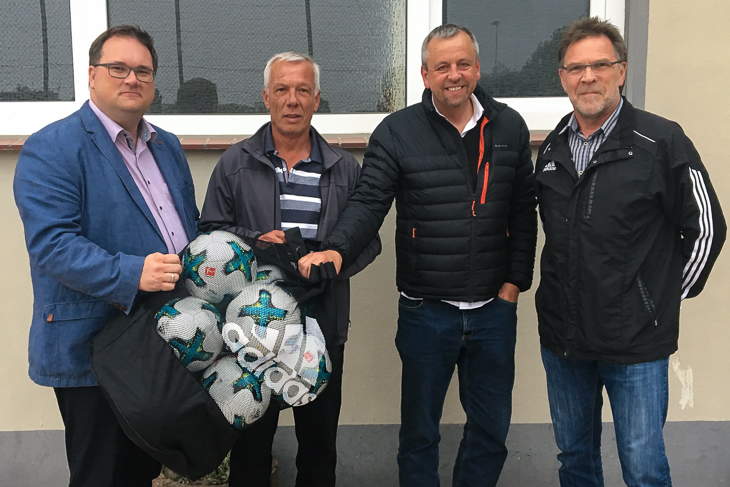Björn Fecker (l.) und Michael Grell (r.) tauschten sich intensiv mit dem Vorstand des FC Sparta aus. (Foto: Gero Groenhoff)