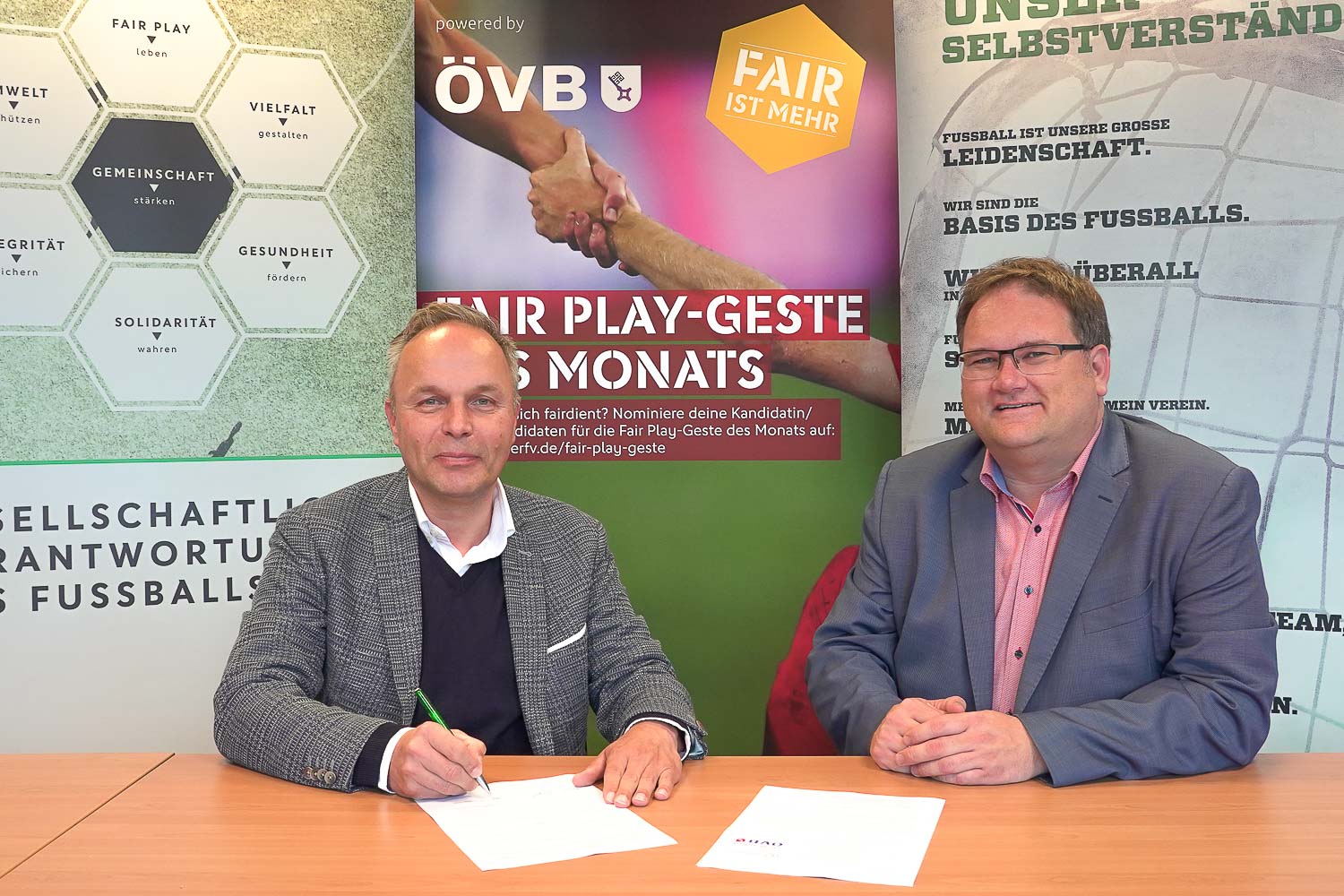 ÖVB-Regionaldirektor Rüdiger Meyer (links) und BFV-Präsident Björn Fecker (rechts) bei der Vertragsunterzeichnung. (Foto: David Dischinger)