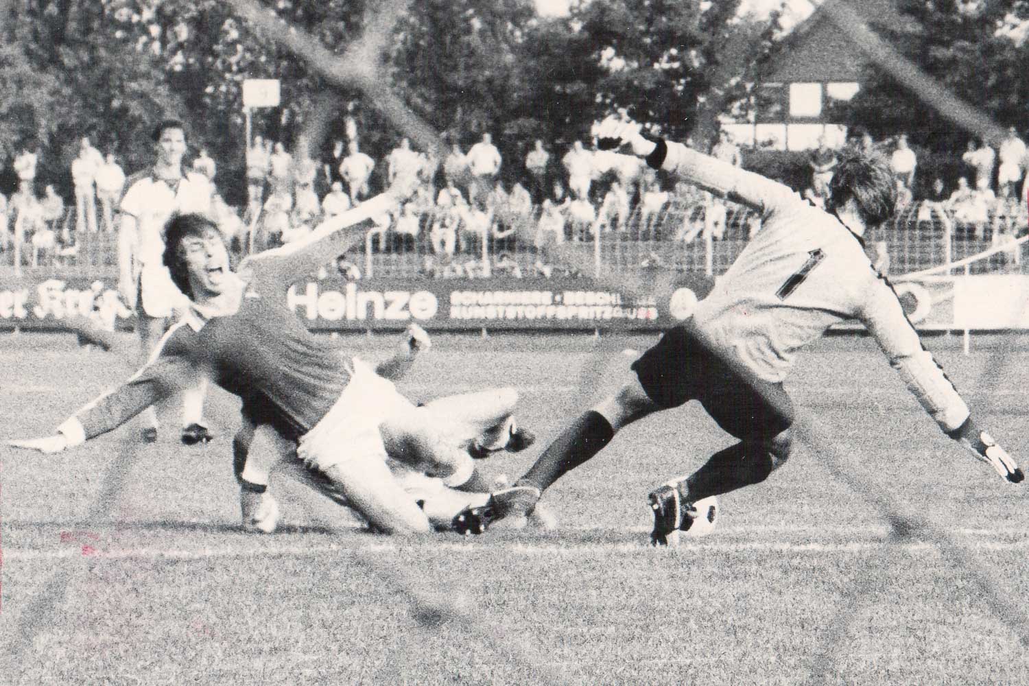 Oft war Wilfried Zander (l.) nur per Foul zu stoppen, wie hier in der Saison 1979/1980 in der 2. Bundesliga beim Auswärtsspiel des OSC Bremerhaven beim SC Herford. (Foto: Archiv)