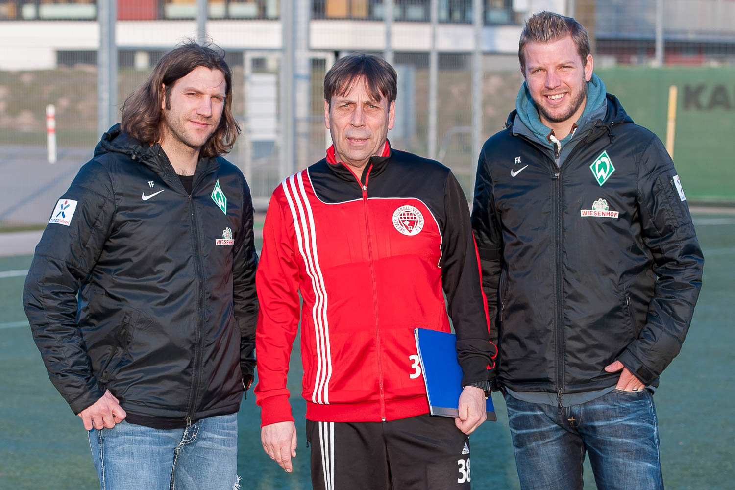 Thorsten Frings (l.) und Florian Kohfeldt (r.) waren nur zwei prominente Hospitanten, die Wilfried Zander bei der Trainerausbildung und der Landesauswahl begrüßen durfte. (Foto: Oliver Baumgart)