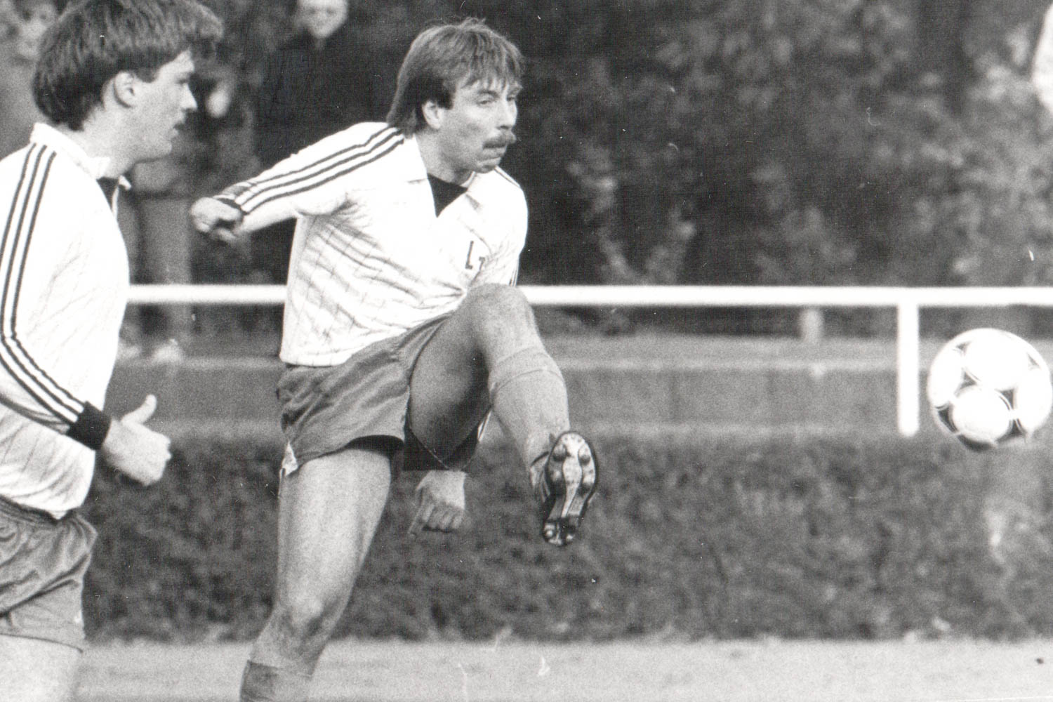Wilfried Zander mit vollem Einsatz im Trikot der Leher TS. (Foto: Archiv)