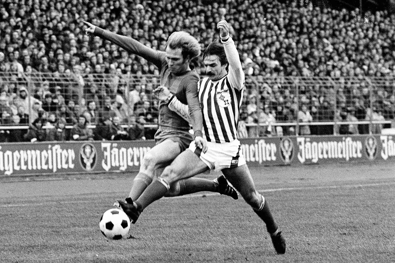 Dieter Zembski (r.) im berühmten Speckflaggentrikot des SV Werder Bremen duelliert sich mit Uli Hoeneß vom FC Bayern München. (Foto: imago images/Schumann)